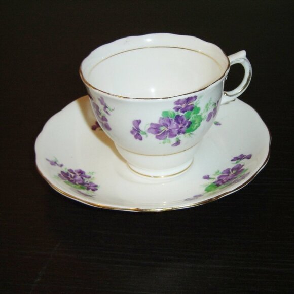 Colclough 7177 (CLC112?) purple violets cup and saucer VGU - Picture 2 of 6